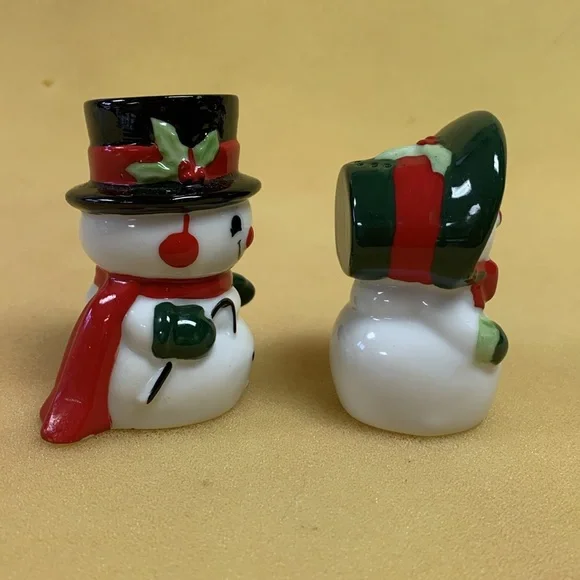 Snow-Couple Salt & Pepper Shakers - Picture 9 of 10